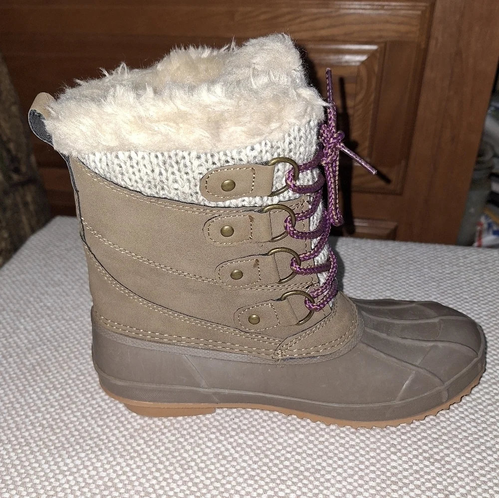 Khombu Kerigan Brown Fur-Lined Winter Boots with Purple Laces